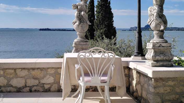 Frühstückterasse in einem Hotel in Gardone Riviera