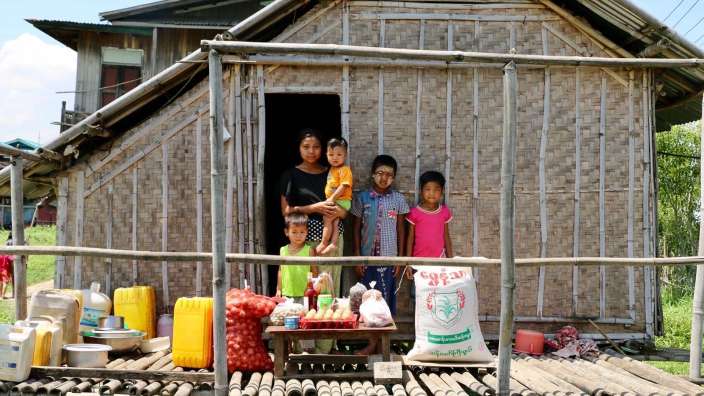Familien erhalten Essensspenden