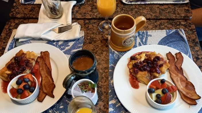 Frühstück in einem Landhaus über dem Pazifik