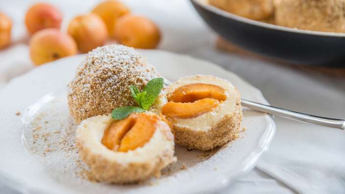 Marillenknödel im Brandteig