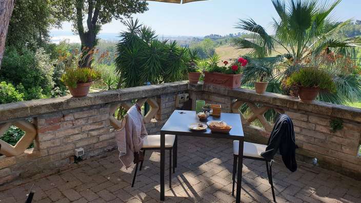 An der Adria.Eine Villa bei Fano Frühstück auf der Terrasse.