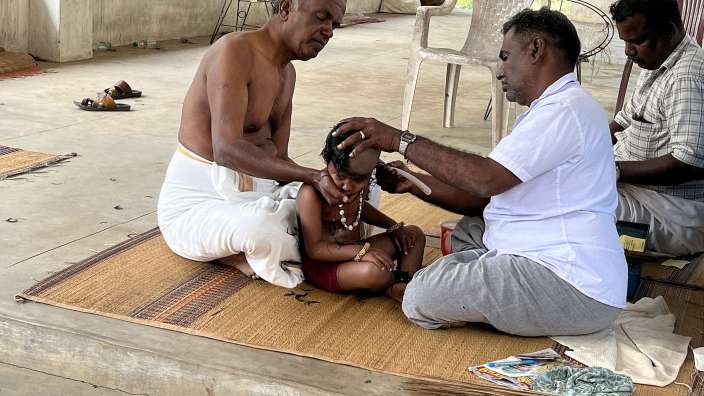 Die Haare werden den Göttern geopfert