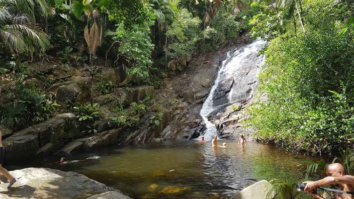 Baden unterm Sauzier-Wasserfall auf Mahe