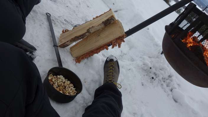 selbstgemachtes Popcorn am Lagerfeuer
