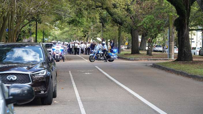 Ein Hochzeitsumzug direkt vor unserer Tür in New Orleans