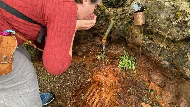 Mineralwasser (mit viel Eisen!) direkt aus der Natur