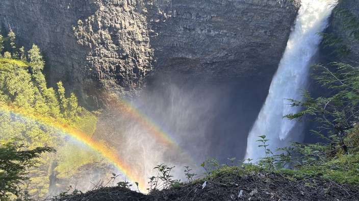 Jeder Wasserfall im Wells Gray Park mit Regenbogen 