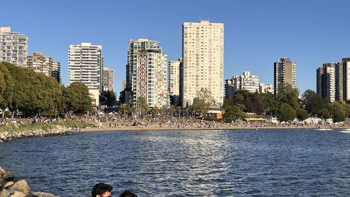 Skyline und Blick auf einen der zahlreichen Strände am Abend