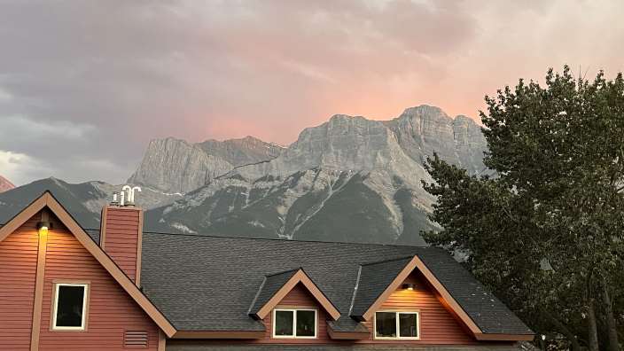 Sonnenuntergang über Canmore vom Lodge-Balkon aus gesehen.