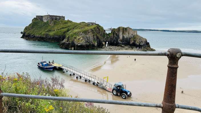 Mobil boat dock, Tenby