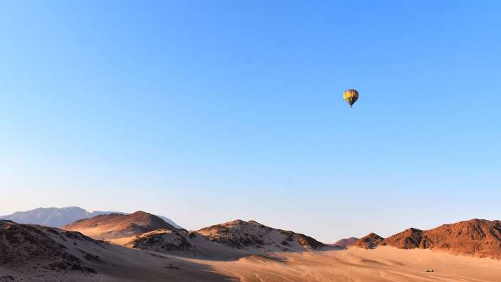 Unendliche Stille und Weite der Namib (Ballonfahrt)