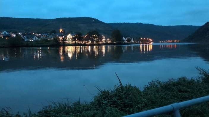 Abendlicher Blick auf die Mosel in Beilstein
