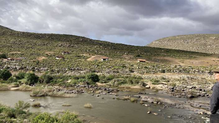 In der Weite des Landes, unsere Unterkunft kaum zu erkennen