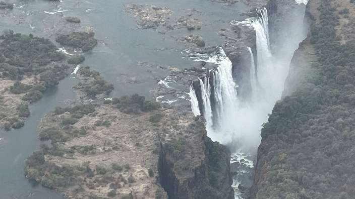 Victoria Fälle von oben. 12 Minuten Heli: teuer, aber toll!