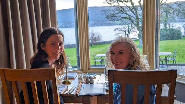 Blick aufs Wasser: Anna und Ingrid beim Frühstück