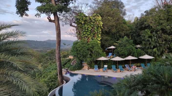 Blick vom Restaurant der Lagarta Lodge über den Pool