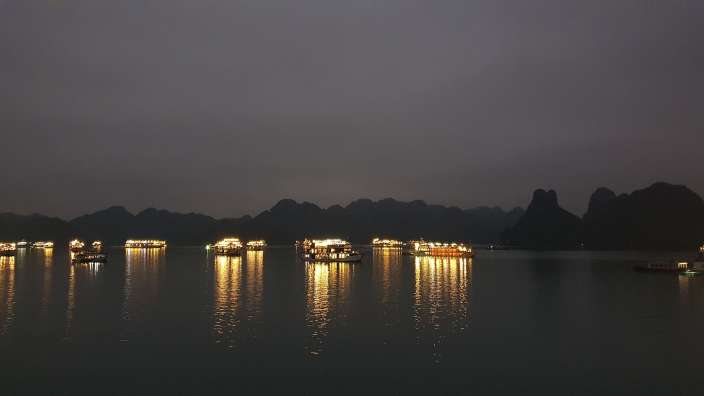 Halong Bucht bei Nacht