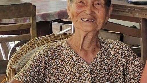 86-jährige Reispapiermacherin auf dem Land im Mekongdelta