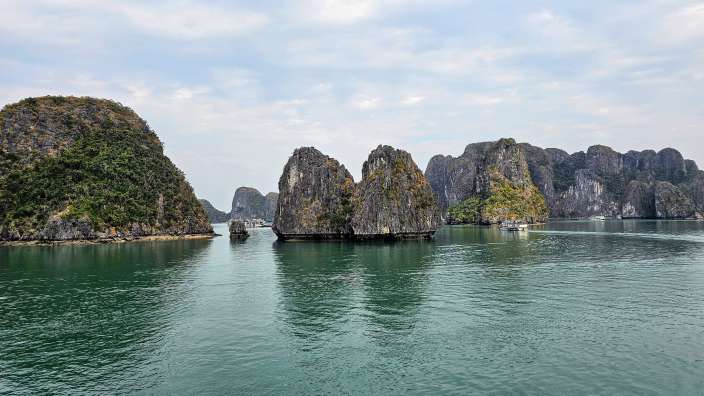 Kegelfelsen in der Halong Bucht