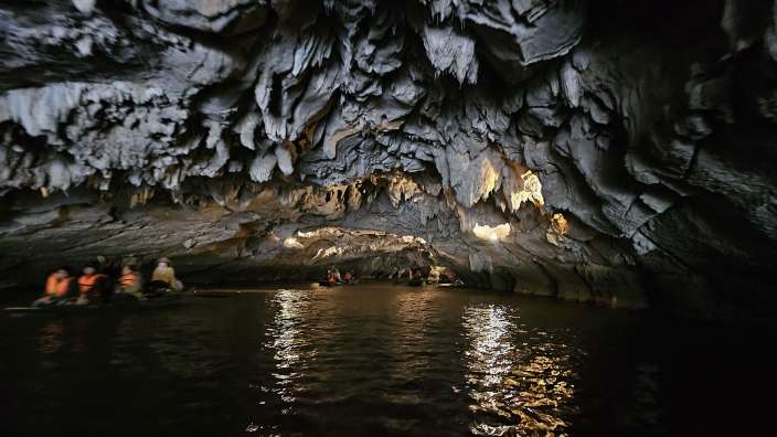 Flusslauf im Inneren von Kalkfelsen bei Ninh Bin