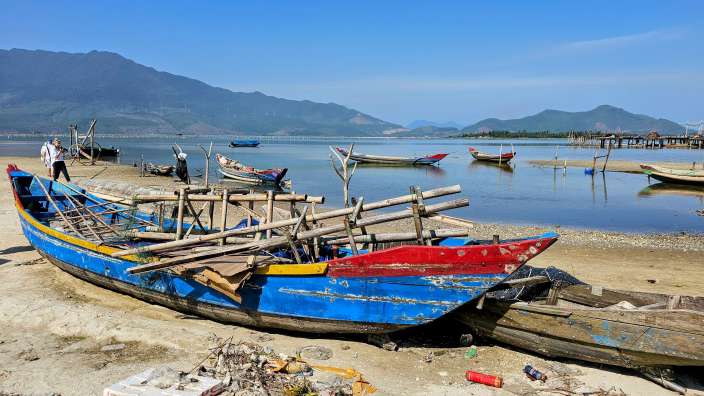 Perlenzüchterboote auf einer Lagune auf dem Weg nach Hoi An