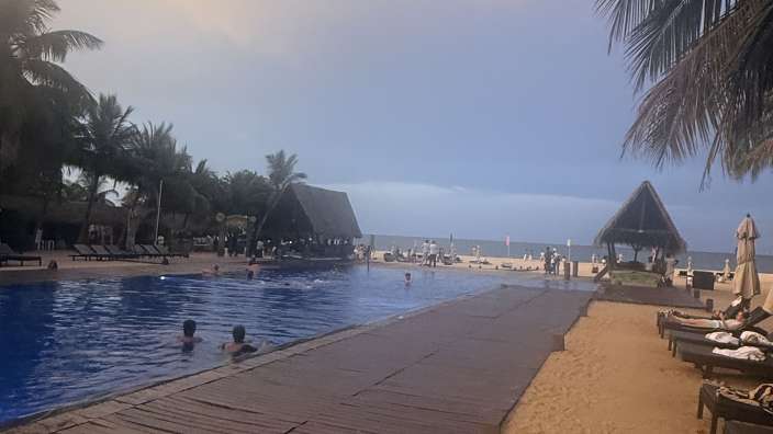 Hotelanlage in der Dämmerung 