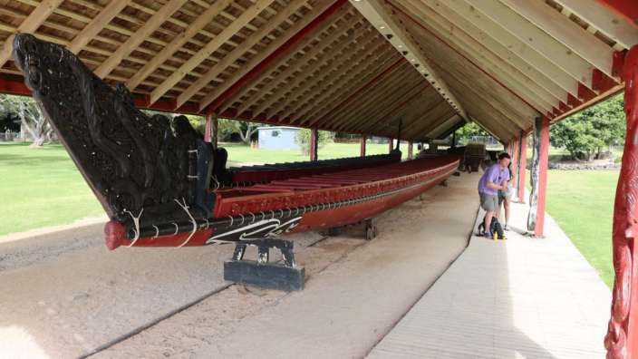 Das längste Kanu aus Kauribäumen gefertigt