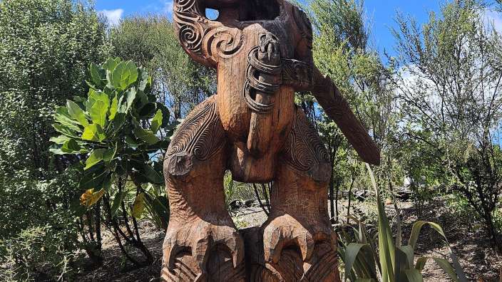 Figur aus dem Manea Footprints of Kupe in Opononi