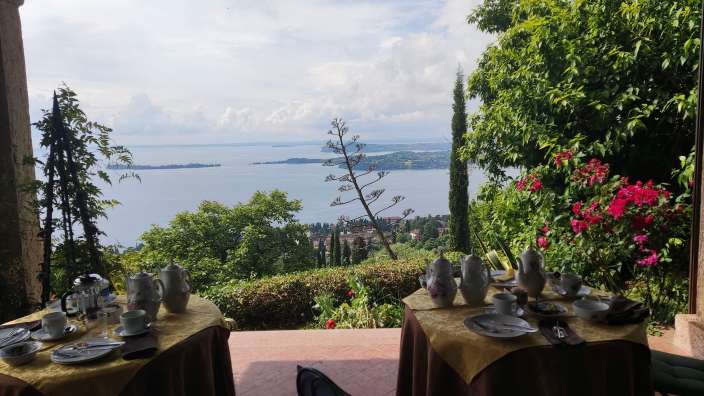 Frühstückspanorama in einer Villa über dem Gardasee