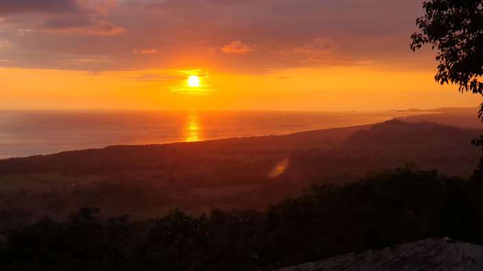 Sonnenuntergang über dem Pazifik vom Hotel in Savegre