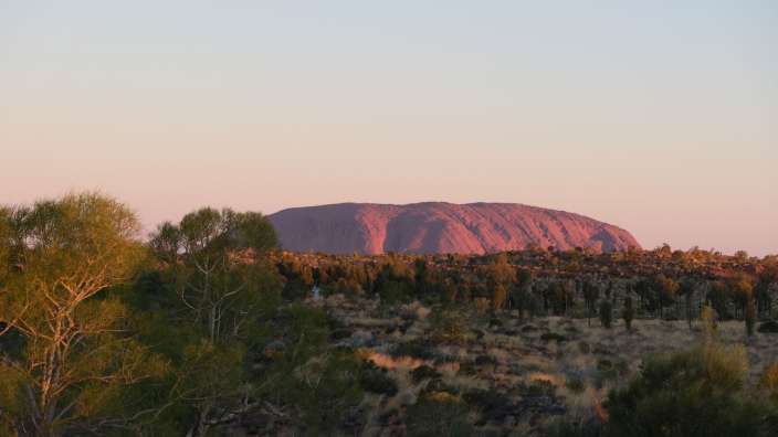 Uluru vom Aussichtspunkt Yulara Resort