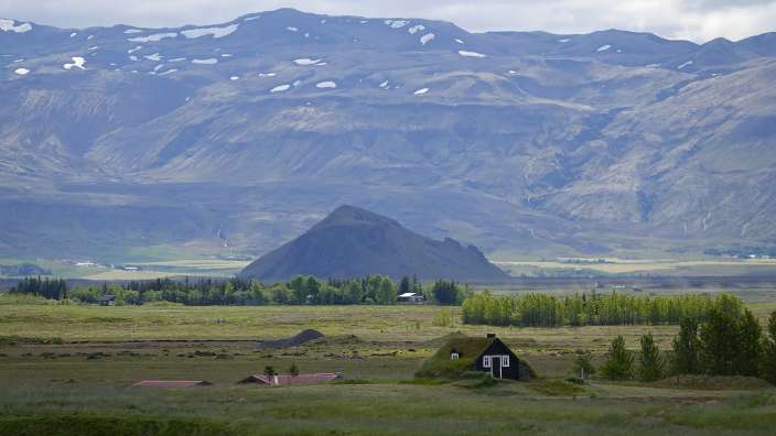 Landschaft mit traditionellem Torfhaus