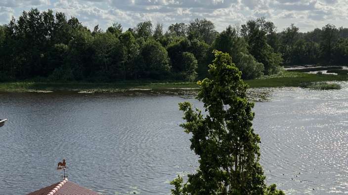 Ausblick auf den Seerosenteich beim Gutshof in Kuldiga