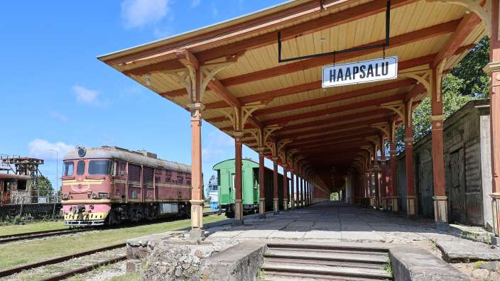 Bahnhof Haapsalu mit alten Lokomotiven