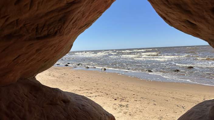 Sandstrand Veczemju Klintis - ausgewaschene Sandsteinhöhlen