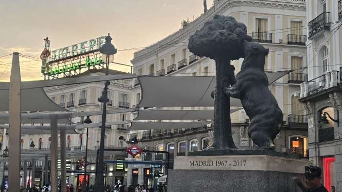Madrid: Puerta del Sol "Oso y el Madroño" 