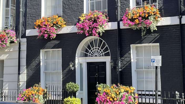 Mayfair, überall liebevoller Blumenschmuck.