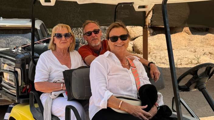 Fahrt zu unseren Chalets mit dem Golf-Caddy