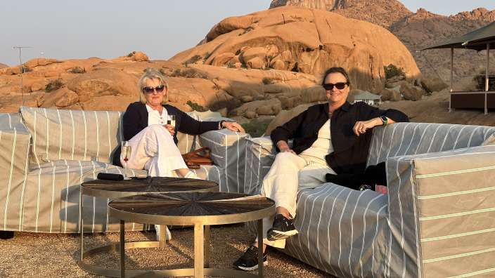 auf einem Felsen um den Sundowner zu bewundern