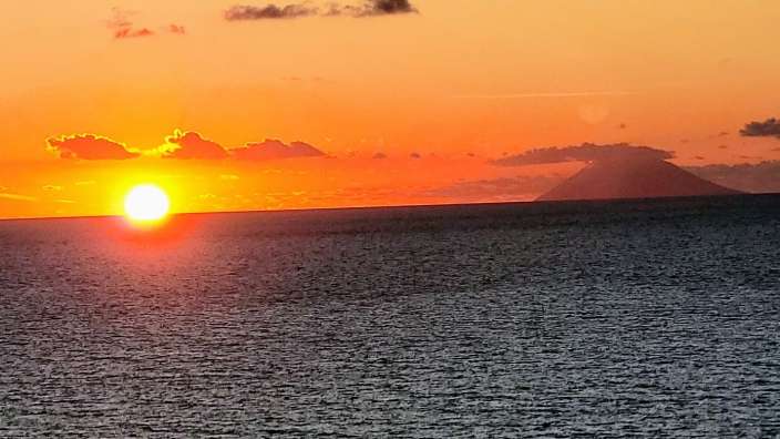 Sonnenuntergang mit Stromboli von Tropea