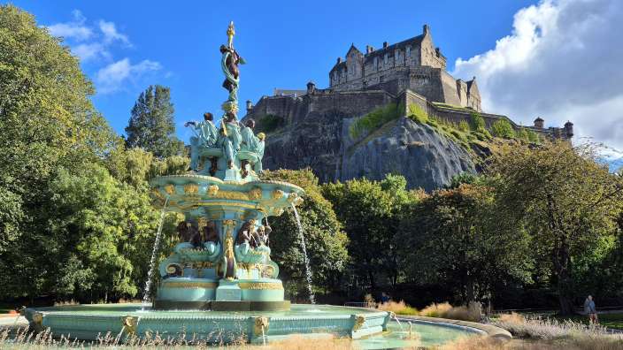 Blick vom Ross Fountain auf Edinburgh Castle