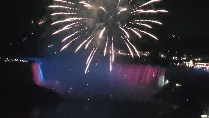 ... und zum Abschluss ein Feuerwerk über den Fällen