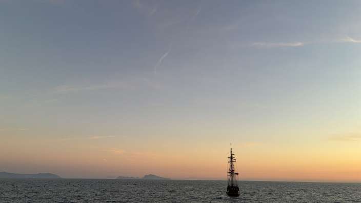 Neapel Promenade am Abend - Blick nach Capri