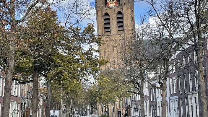 Delft – Der geneigte Turm der Kirche