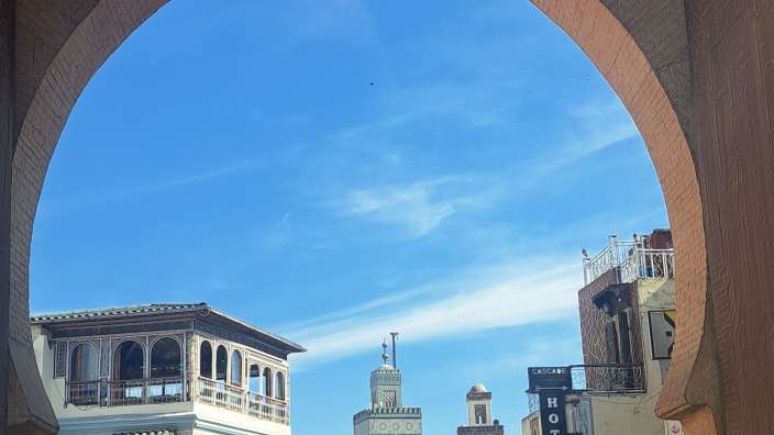 Blick durch das Bab Mansour in Meknes