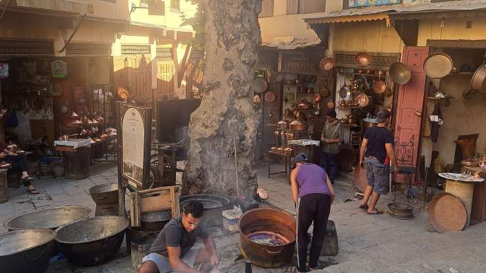 geschäftiges Treiben auf dem Place Seffarine in Fes