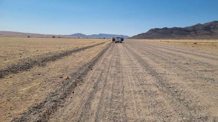 Reifenpanne in der einsamen Wüste