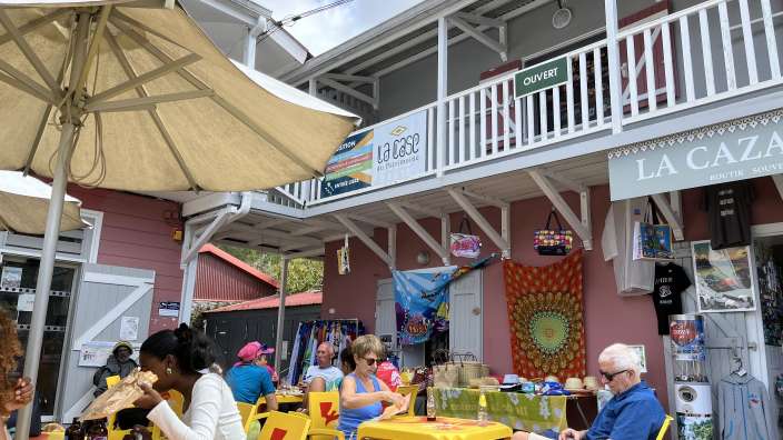 Buntes Treiben auf dem Dorfplatz von Salazie