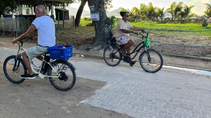 Die Hauptverkehrsstraße von La Digue