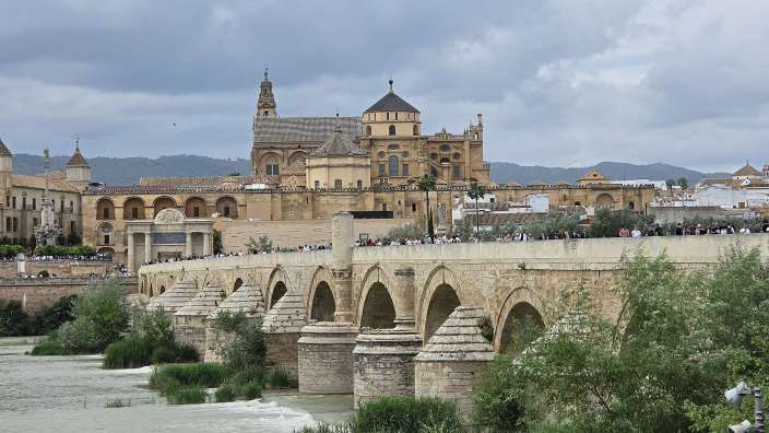Der Puente Romano und die Mezquita in Cordoba